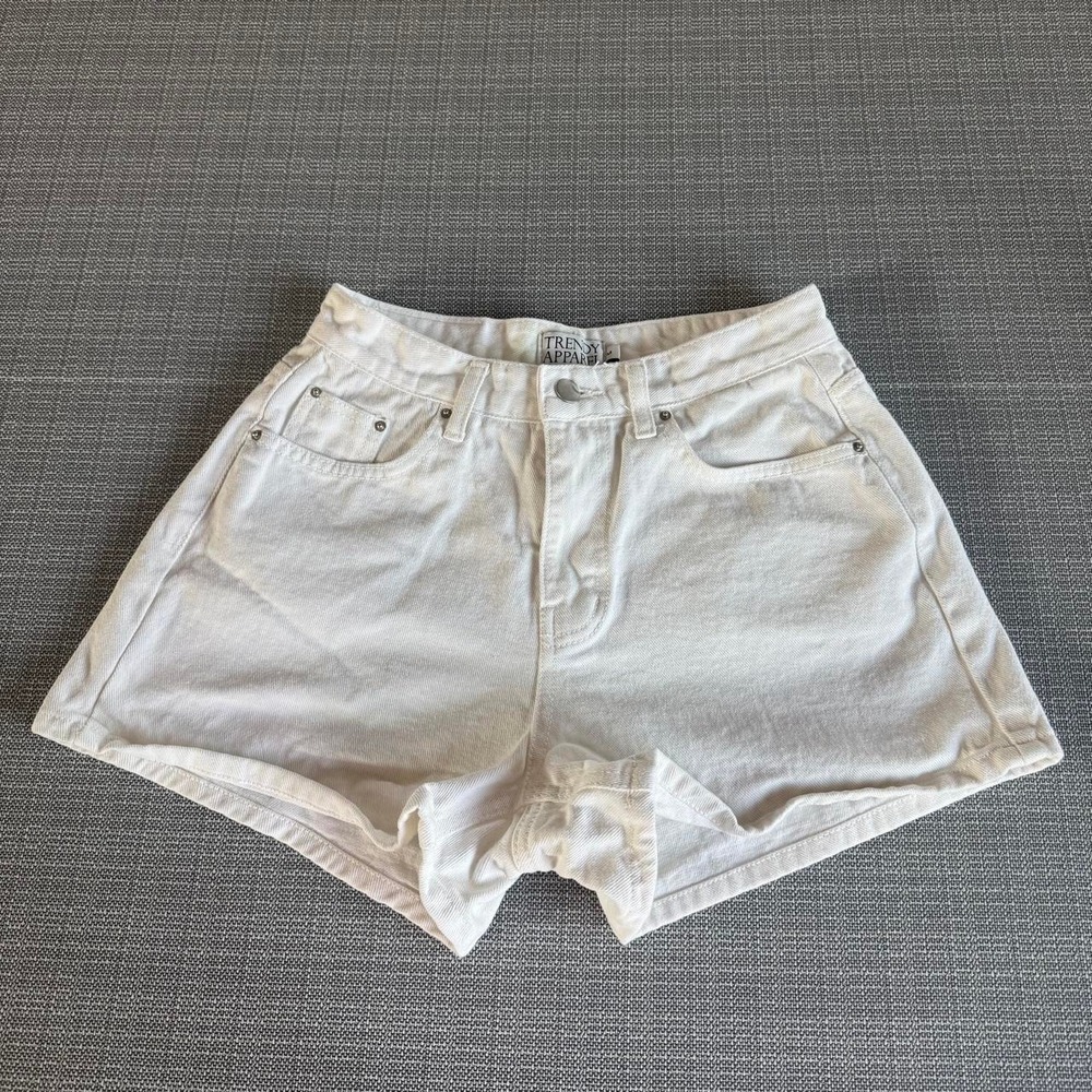 Trendy Apparel White denim high waisted shorts. Size M